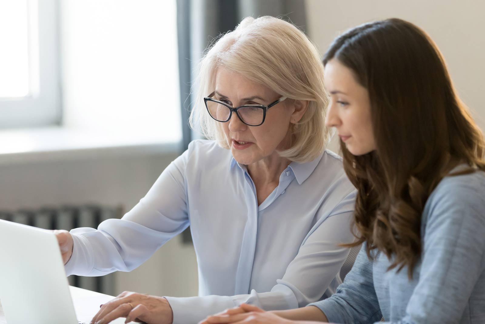 image of observation of volunteering behavior at computer